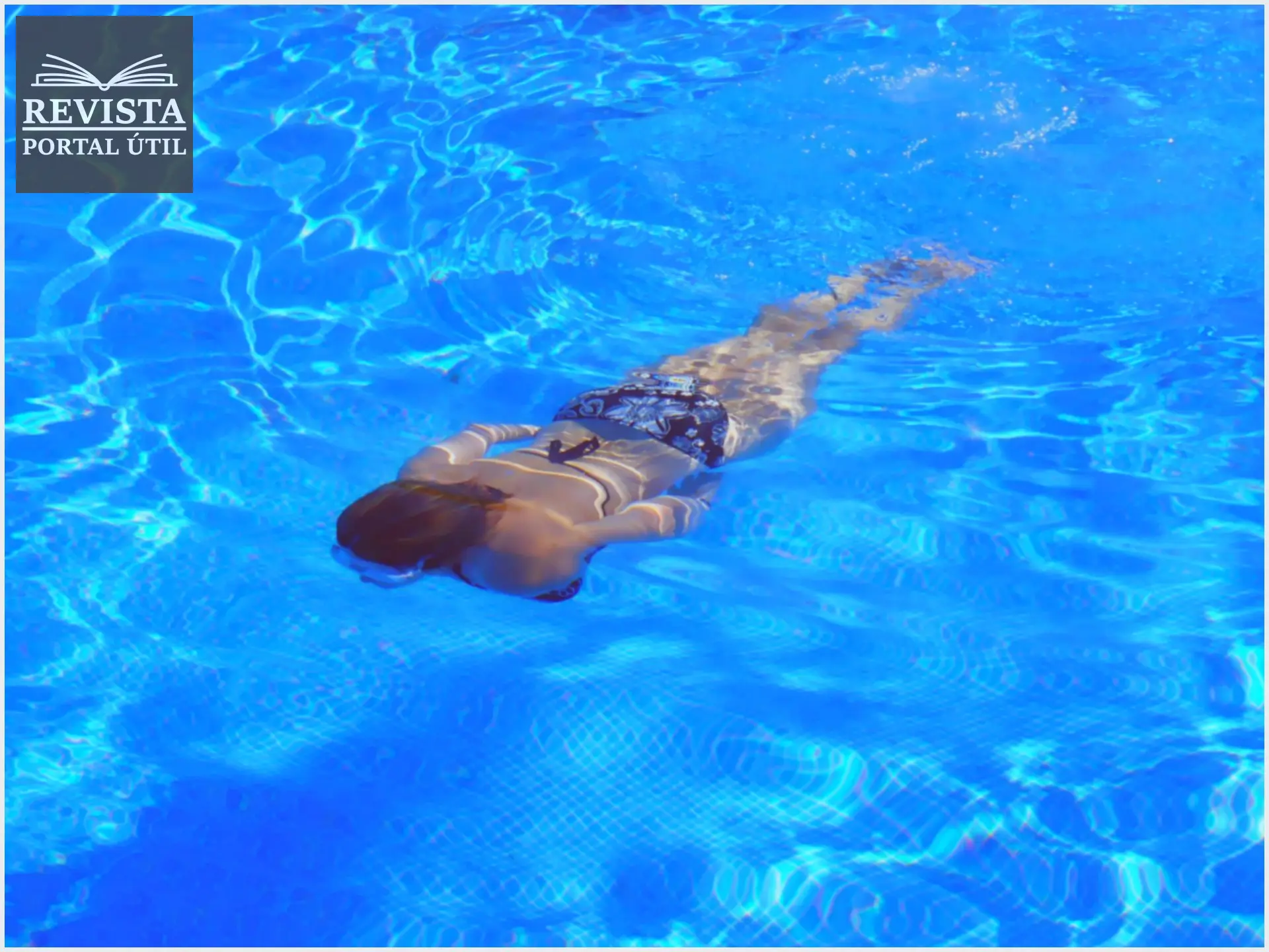 Exercícios para fazer na piscina para melhorar sua saúde Uma mulher fazendo exercícios na piscina