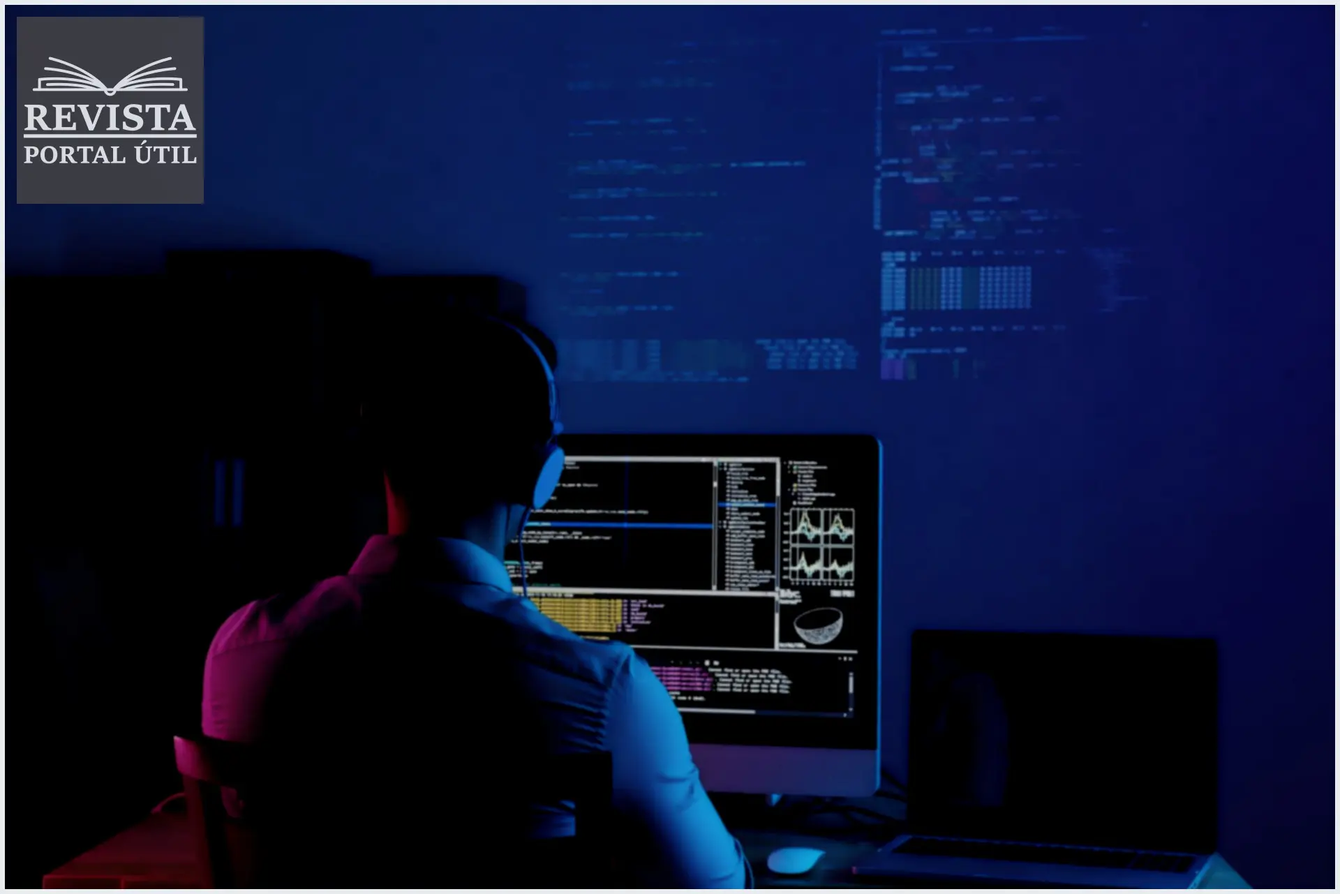 Desenvolvedor de software sentando progamando