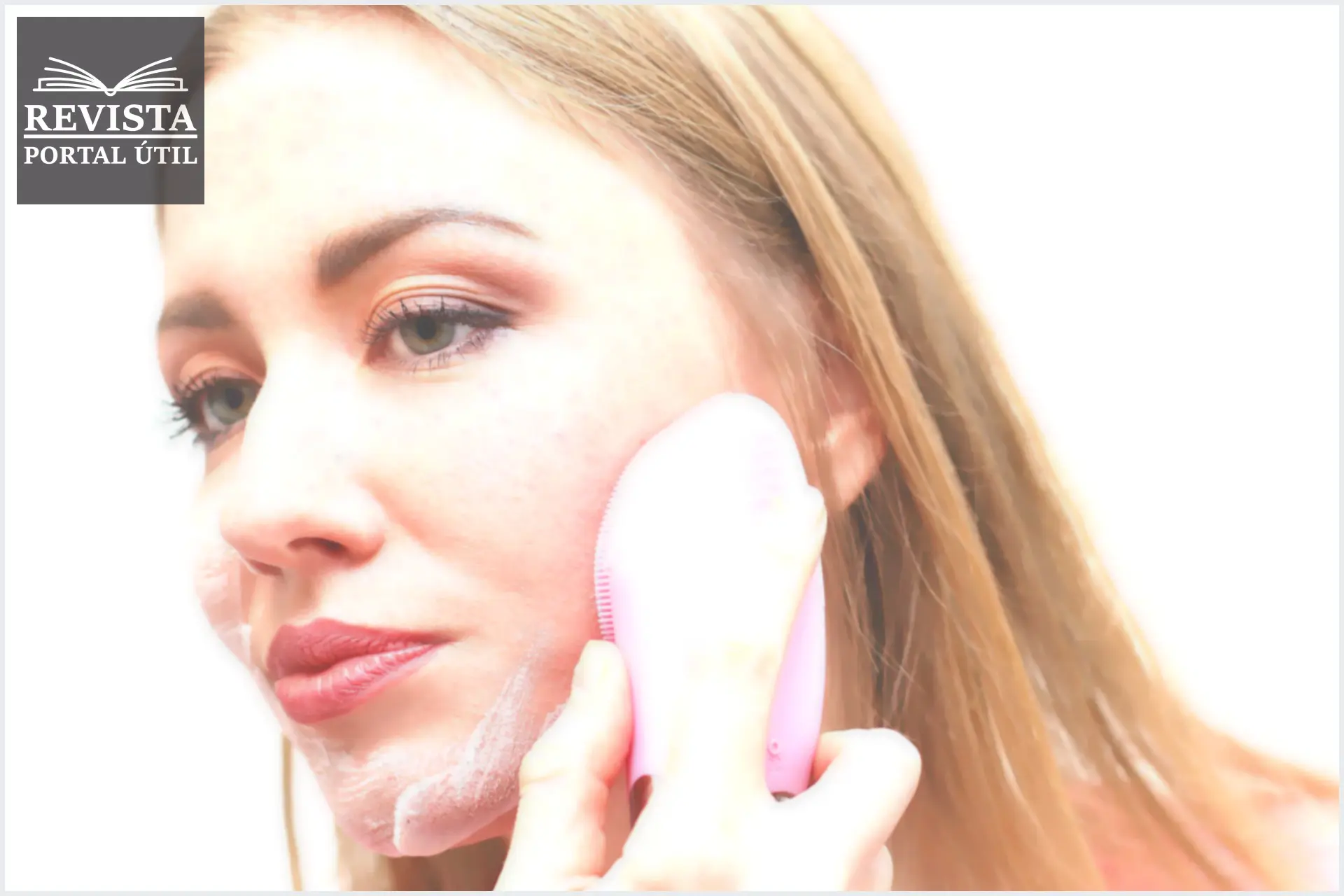 Mulher limpando o rosto