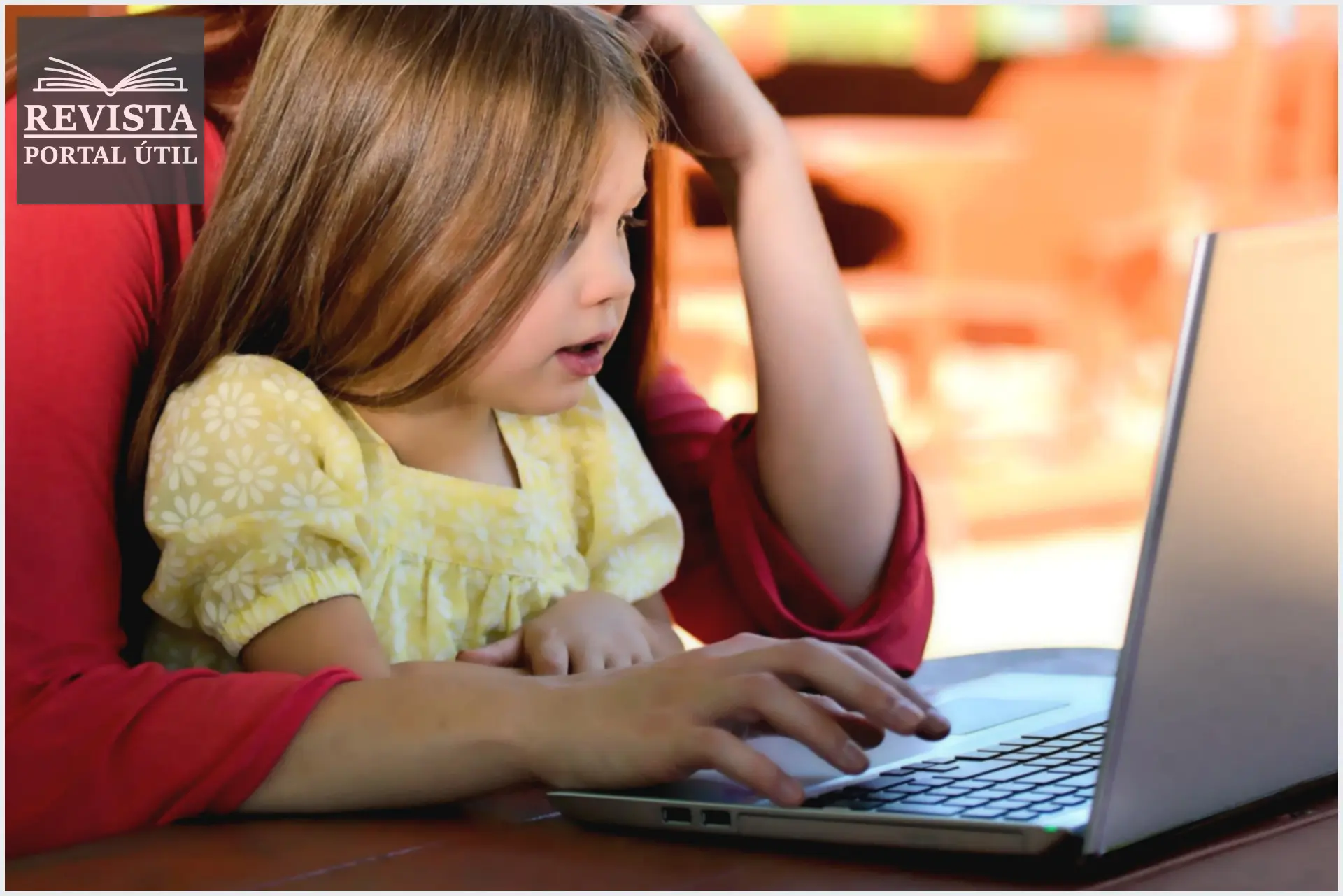 Tecnologia a favor das mães: aparelhos essenciais de cuidados com os filhos Mãe com uma filha mexendo em um notebook