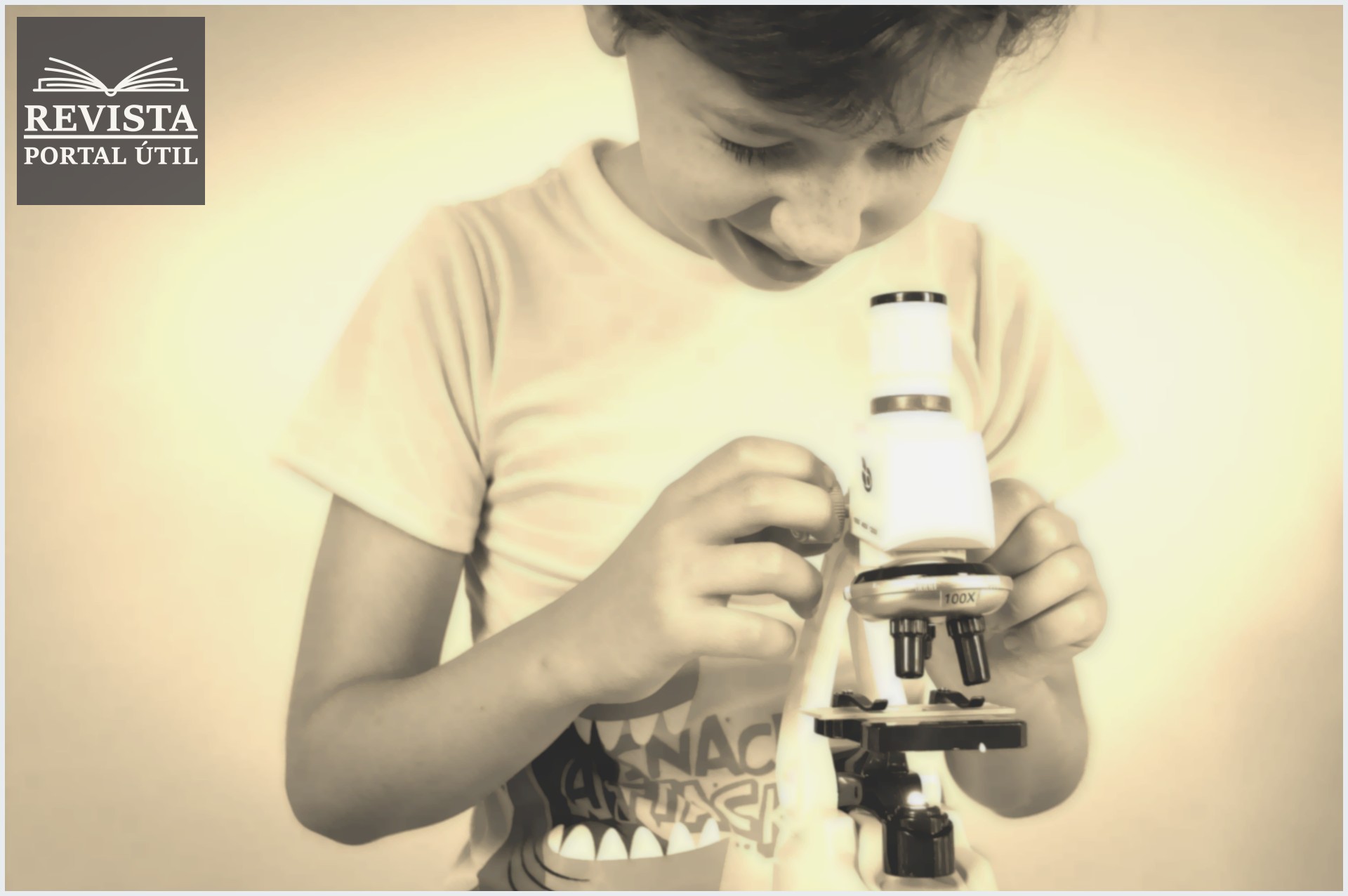 Criança brincando com um microscópio