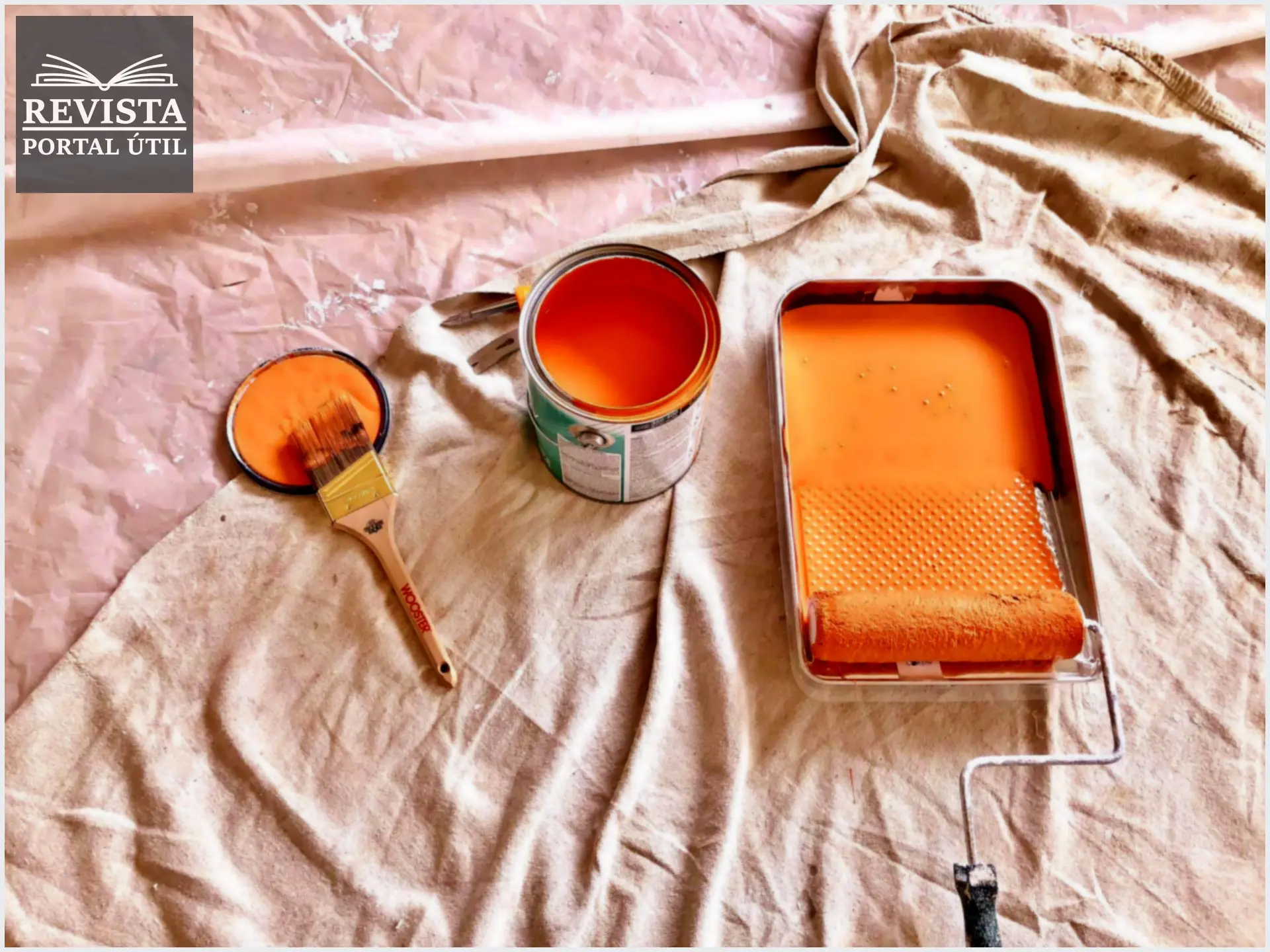 Lata de tinta e pincel de pintor