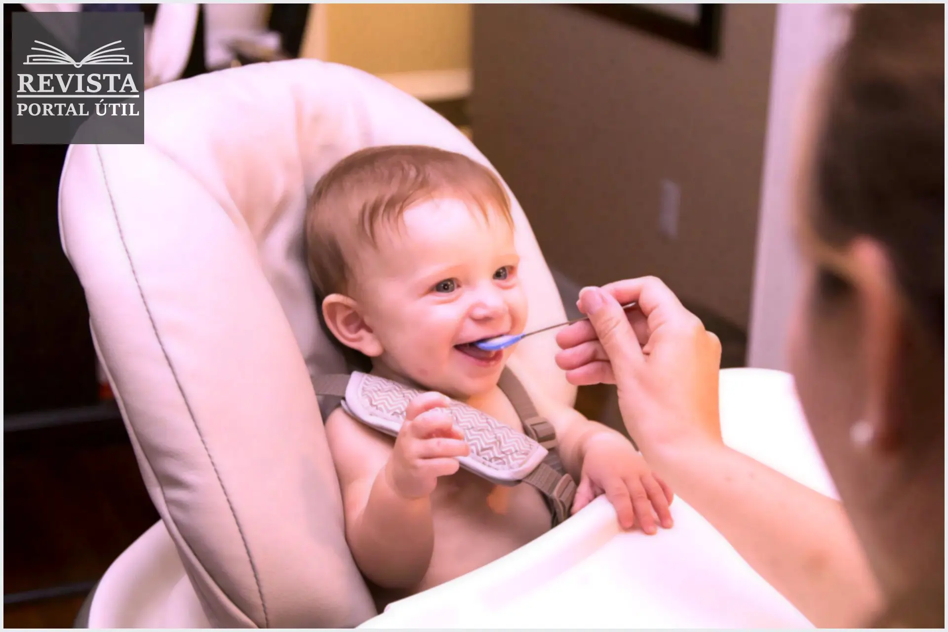 Introdução alimentar do bebê: O que servir e sugestão de cardápio Mãe dando comida na boca de um bebê