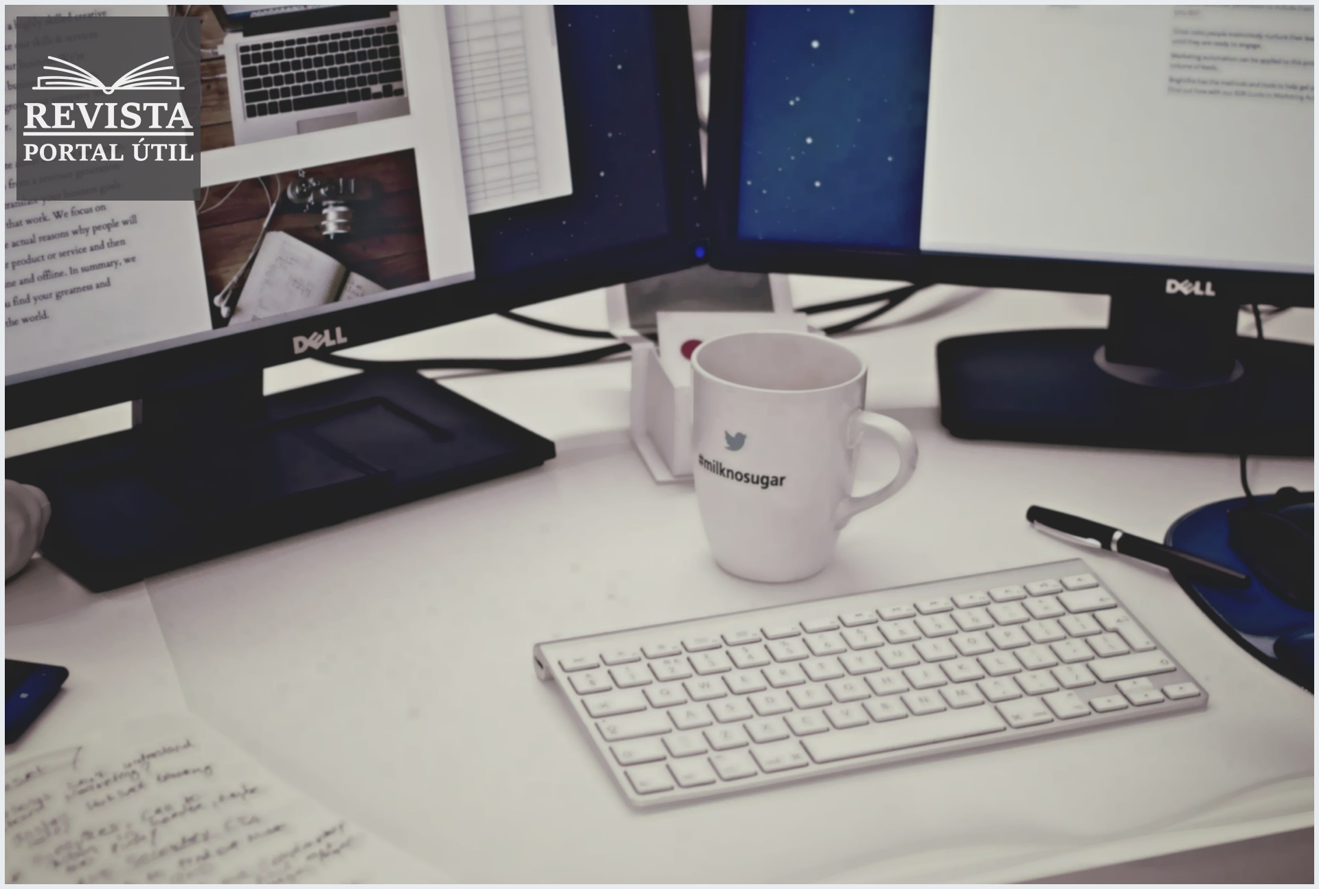 Caneca de café encima de uma mesa com computador