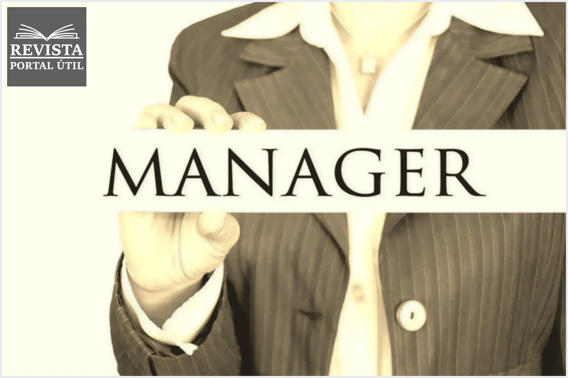 7 motivos para contratar empresa de gestão de propriedades Uma gestora de imóvel segurando uma placa escrita Manager.