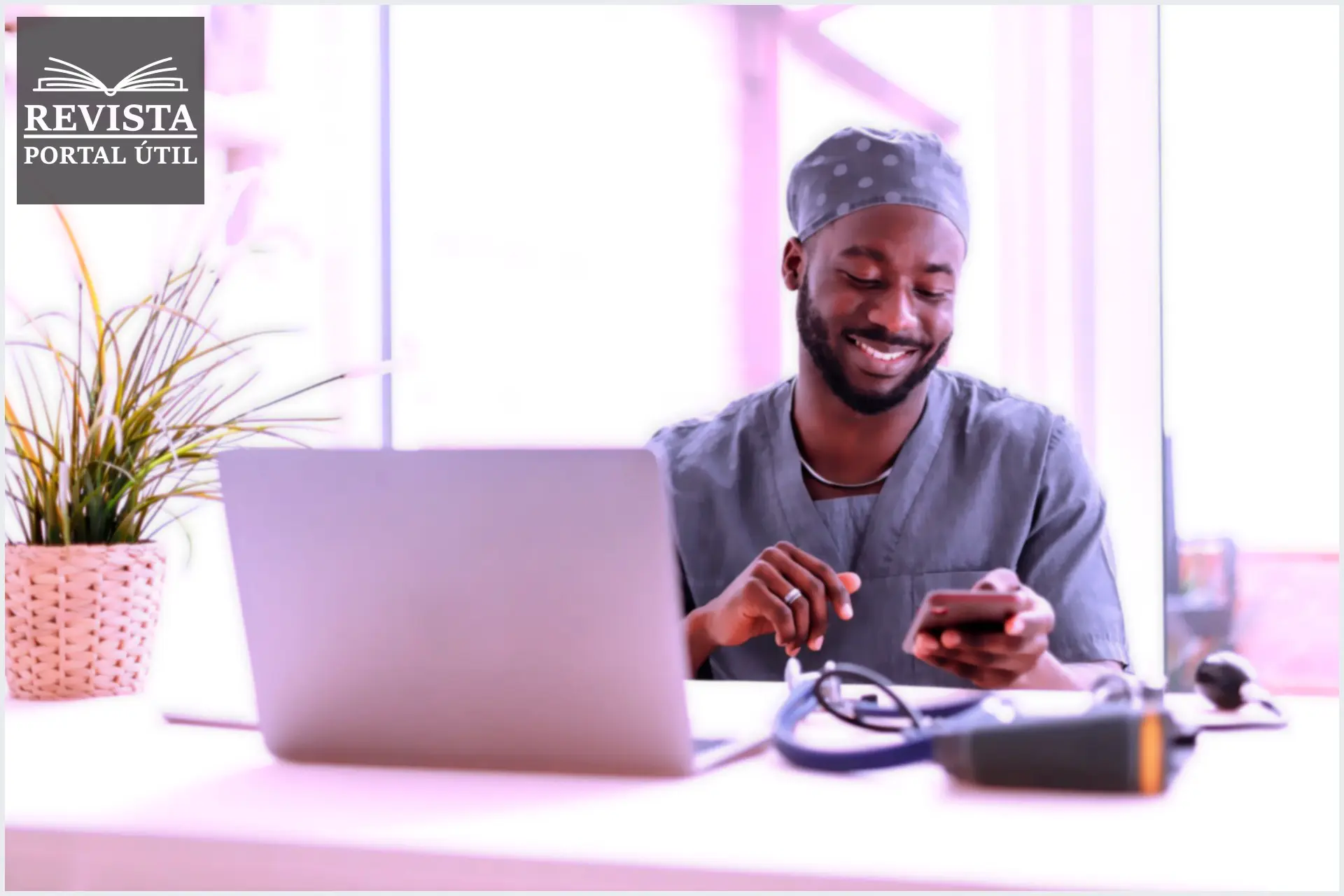 Como um software médico pode ser útil para clínica? Médico usando um software médico no notebook