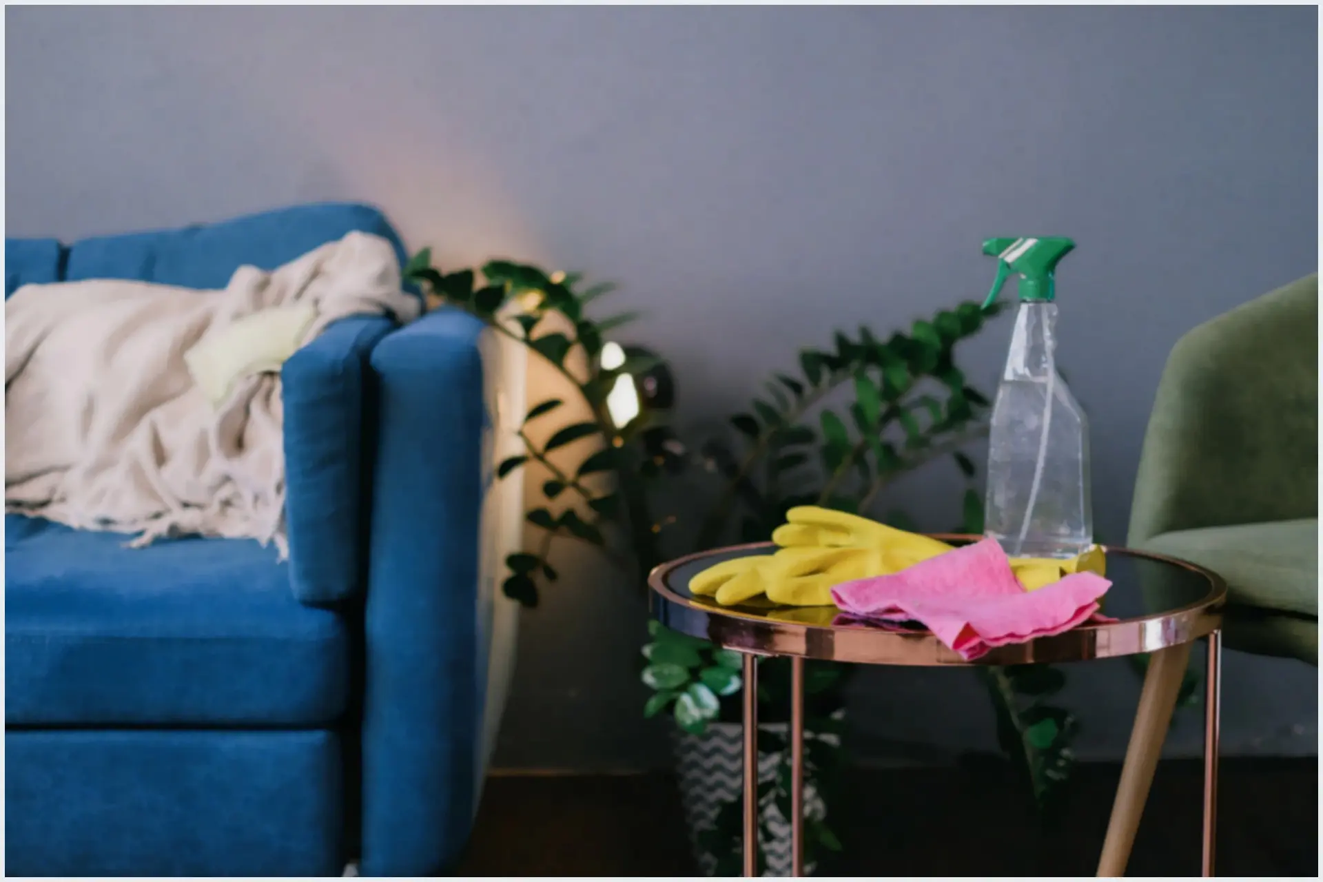 Como tirar mancha de caneta do sofá: 5 dicas