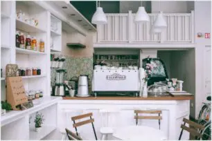 Como organizar armário de cozinha pequeno: 20 dicas