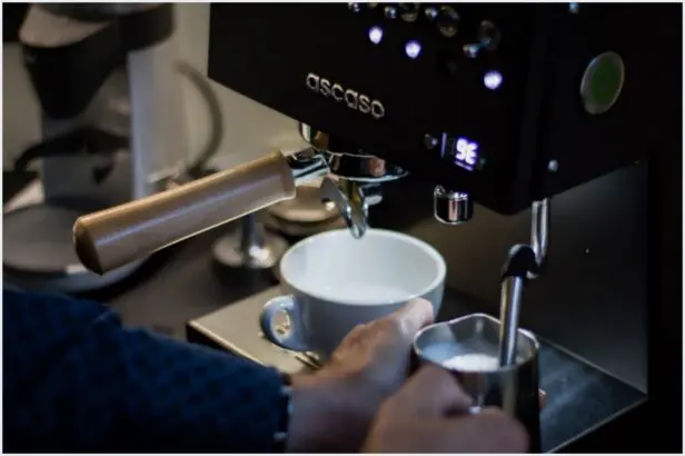 Qual é a cafeteira que aceita todas as cápsulas?
