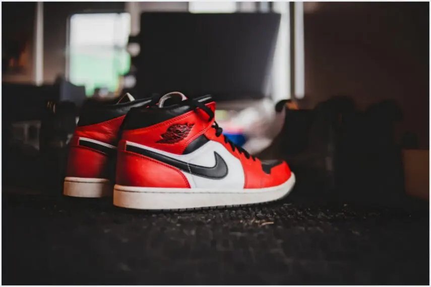 Tênis todo vermelho masculino: como combinar