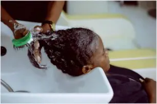 É possível alisar o cabelo naturalmente?