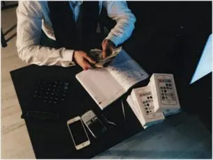 Antecipação de recebíveis ou empréstimo: Qual escolher para fortalecer a saúde financeira da sua empresa? Antecipação de recebíveis ou empréstimo: Qual escolher para fortalecer a saúde financeira da sua empresa?