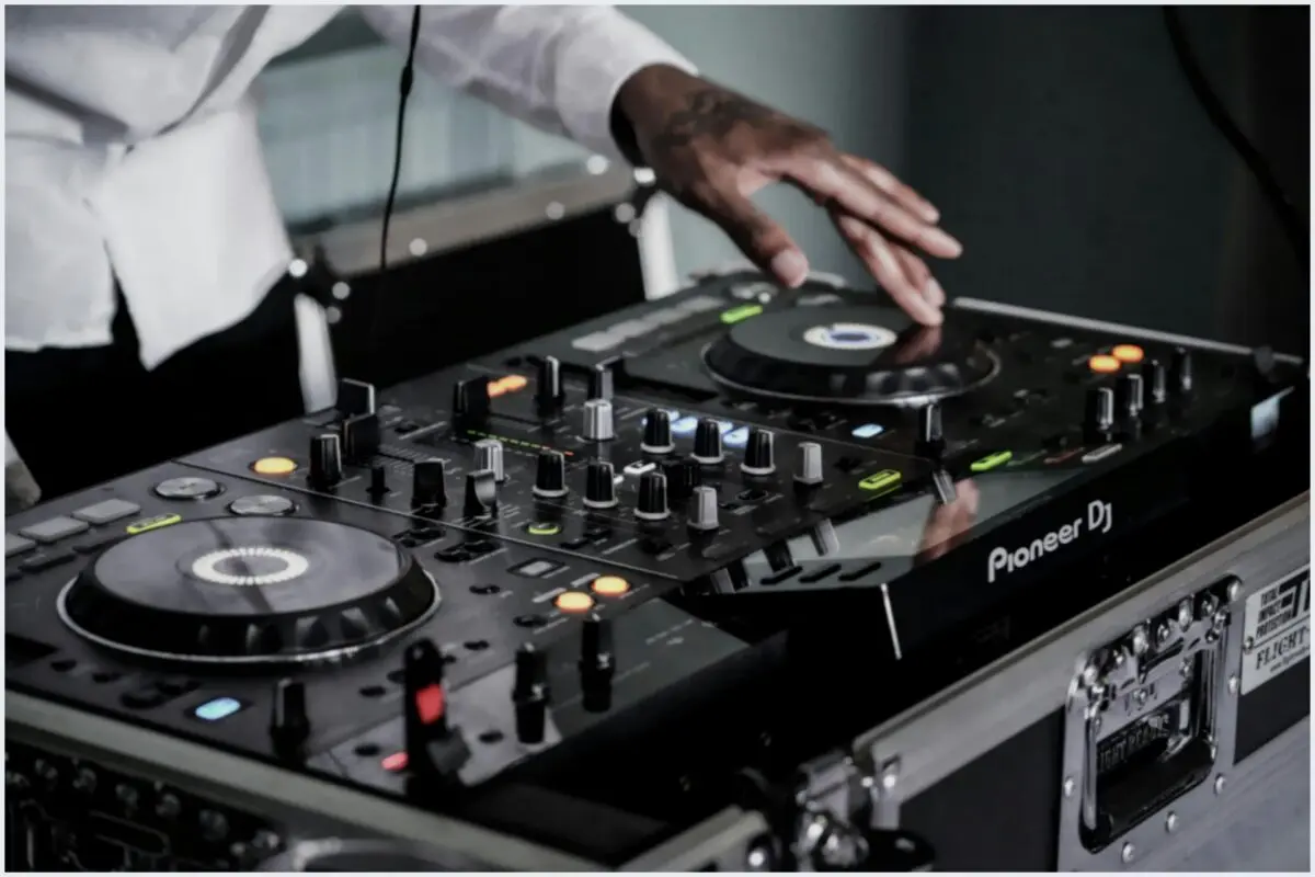 Como montar um home studio para DJs Como montar um home studio para DJs