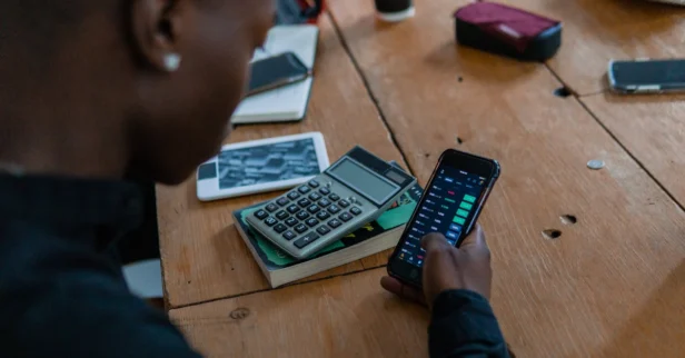 Como usar a calculadora do celular para economizar hoje