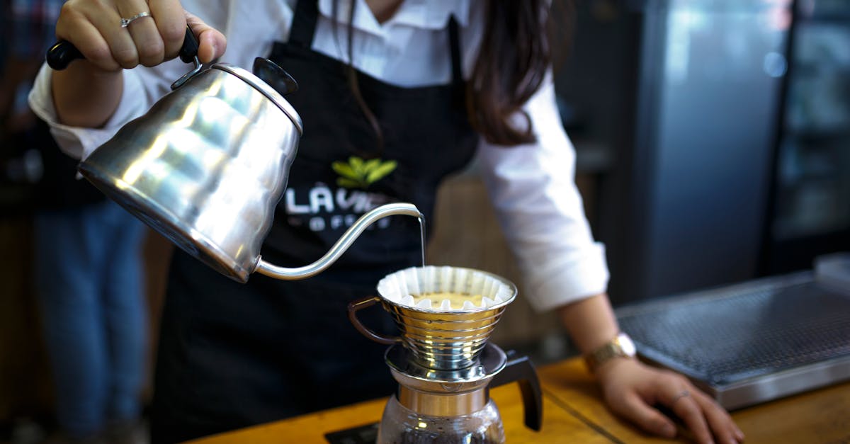 O que colocar na água da cafeteira para um café perfeito O que colocar na água da cafeteira para um café perfeito