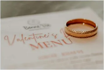 O que gravar na aliança de 10 anos de casamento para marcar a data O que gravar na aliança de 10 anos de casamento para marcar a data