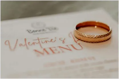 O que gravar na aliança de 10 anos de casamento para marcar a data