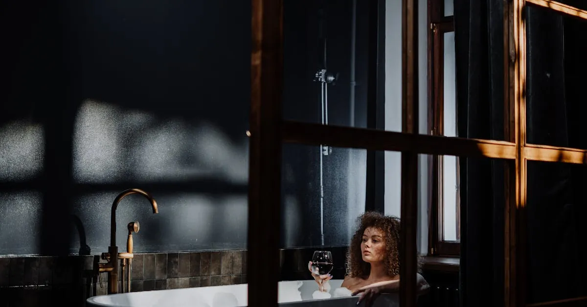 Mulher com cabelos cacheados segurando uma taça de vinho em uma banheira.