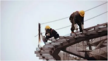 Restauração de superfícies metálicas: técnicas profissionais para remover ferrugem e preparar para a pintura