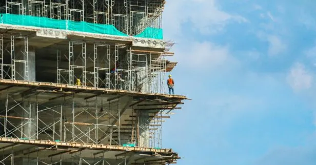 Quais Empresas Precisam Cumprir Exigências Relacionadas ao Trabalho em Altura?