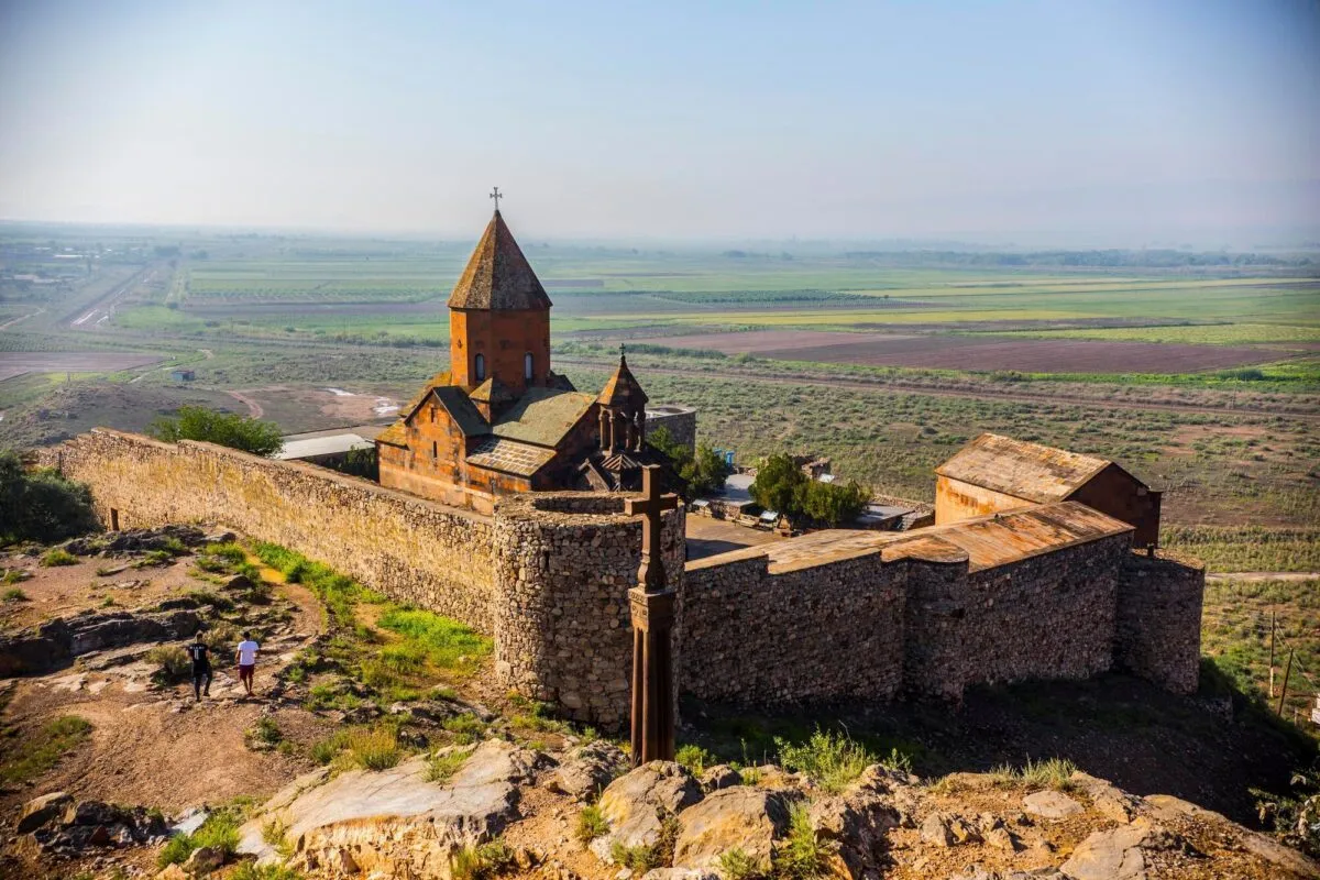 Mosteiro de pedra Khor Virap, com igreja de cúpula cônica e cruz armênia esculpida, sobre a planície do Monte Ararat