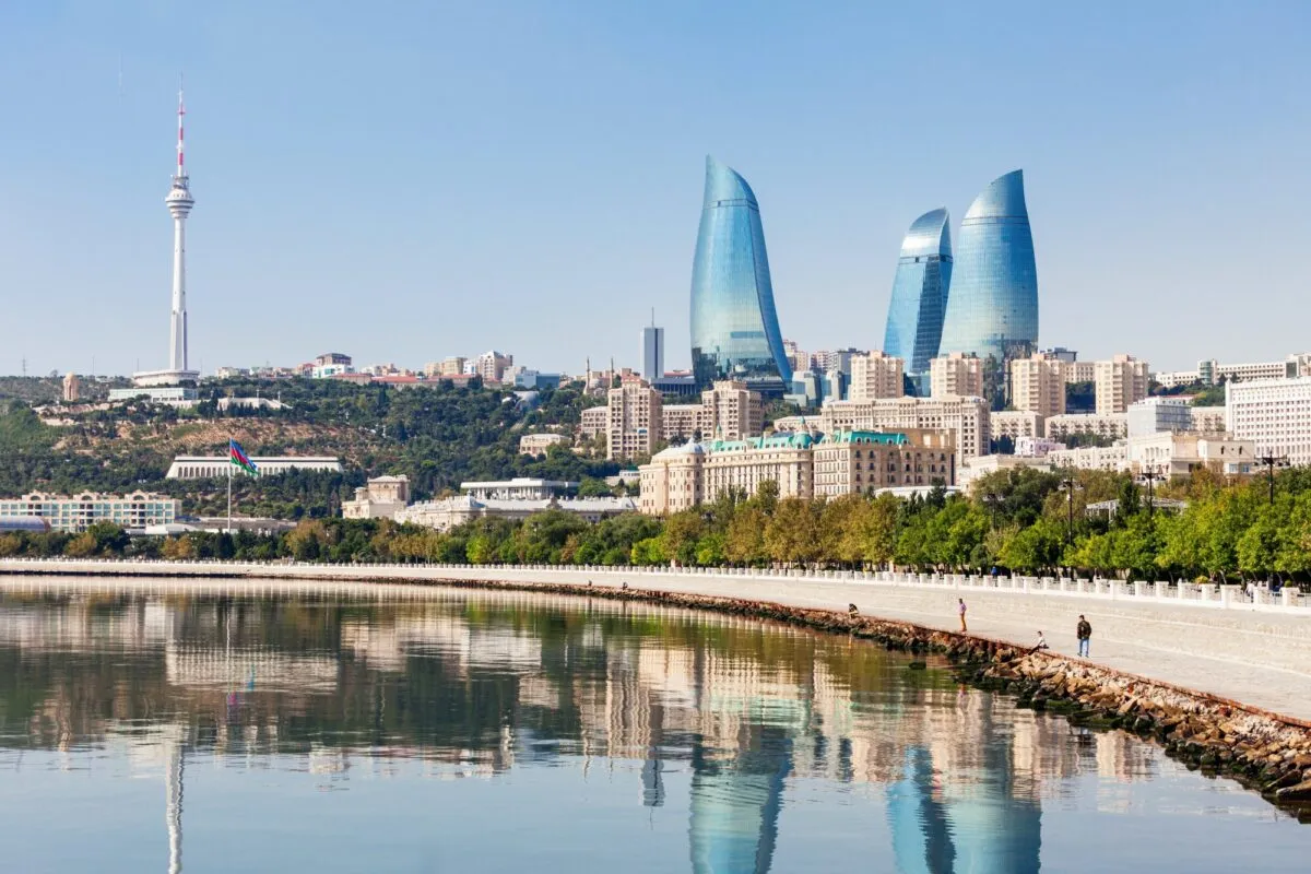 Os três arranha-céus das Torres das Chamas iluminados ao entardecer no horizonte da cidade de Baku, capital do Azerbaijão