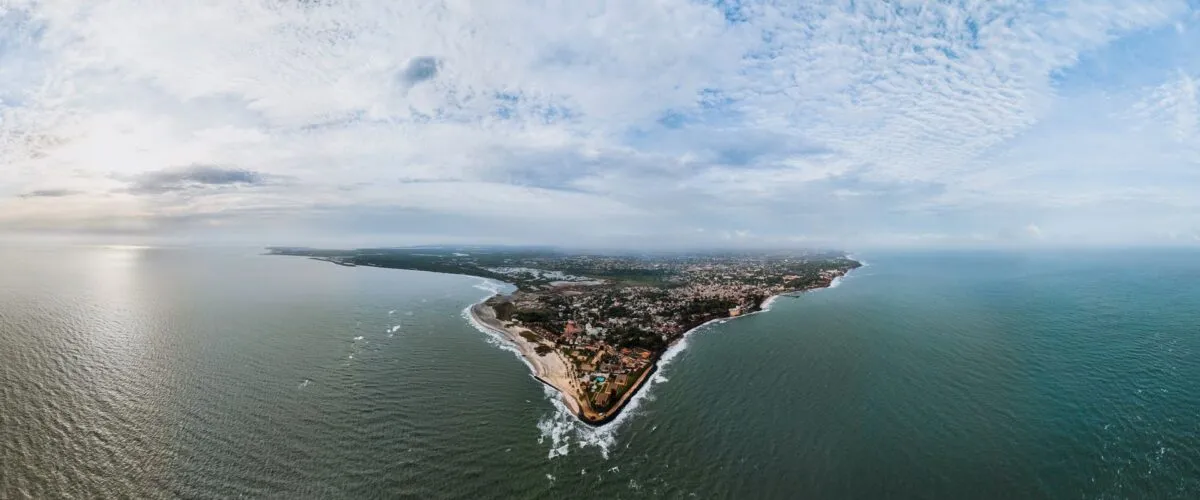 Vista aérea da cidade de Banjul, capital da Gâmbia, sobre uma ilha no litoral, sob céu nublado