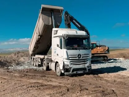Caminhão basculante: como funciona o transporte de terra em obras e terraplenagem
