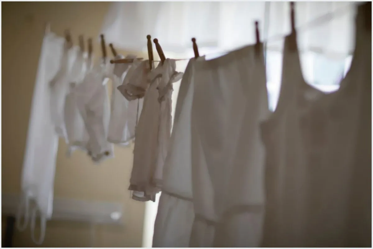 7 maneiras de tirar mancha de sol da roupa em casa