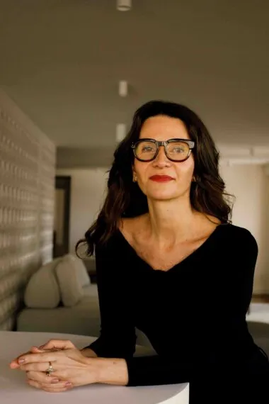 Estilista curitibana deixa a moda após 25 anos e se reinventa como corretora de imóveis de alto padrão
